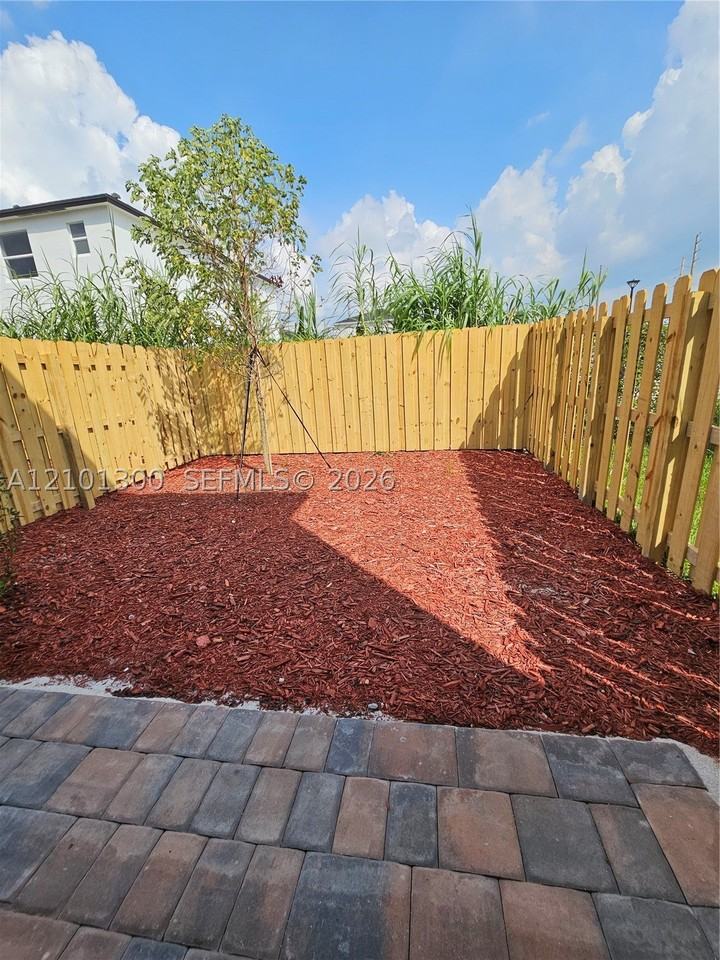 523 Ne 15th St - Photo 5 of 14