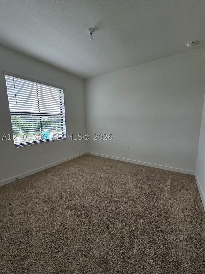 523 Ne 15th St - Photo 7 of 14