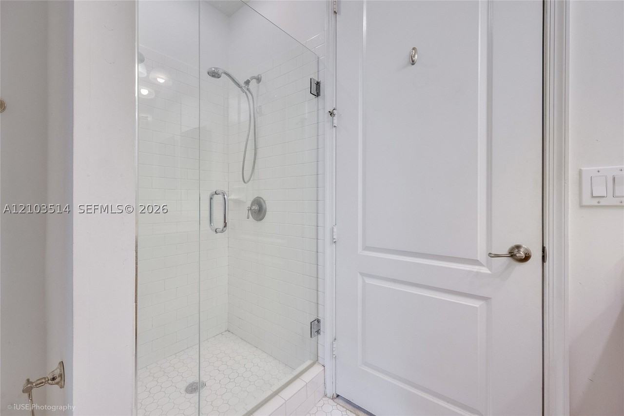 300 Sw 14th Ave #300 - Photo 7 of 9