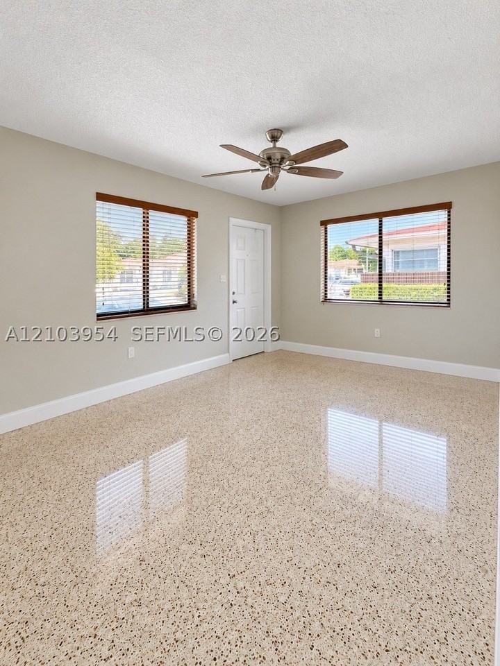 1709 Nw 5th St - Photo 3 of 10