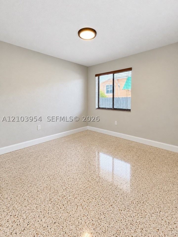 1709 Nw 5th St - Photo 4 of 10