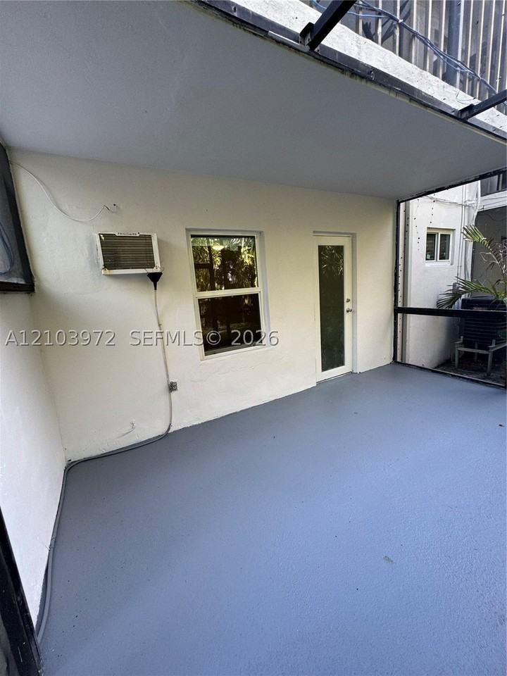 1385 Ne 105th St #2 - Photo 3 of 10