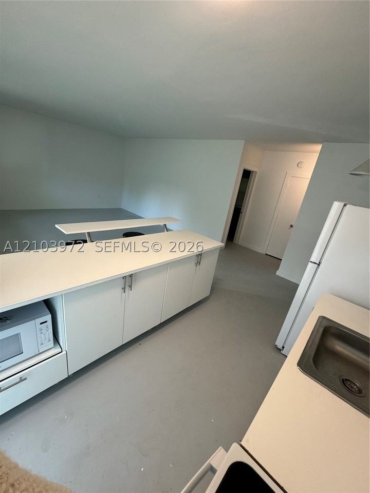 1385 Ne 105th St #2 - Photo 4 of 10