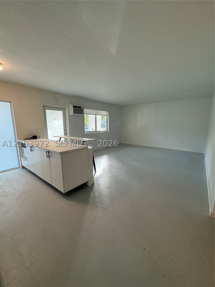 1385 Ne 105th St #2 - Photo 5 of 10