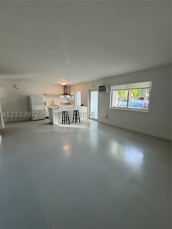 1385 Ne 105th St #2 - Photo 6 of 10