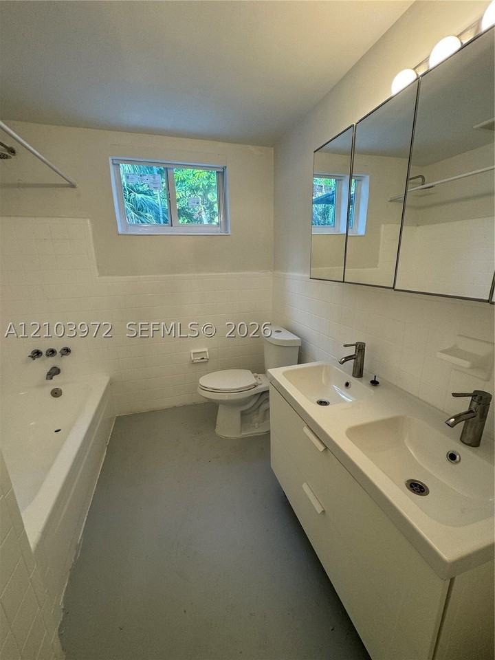 1385 Ne 105th St #2 - Photo 7 of 10