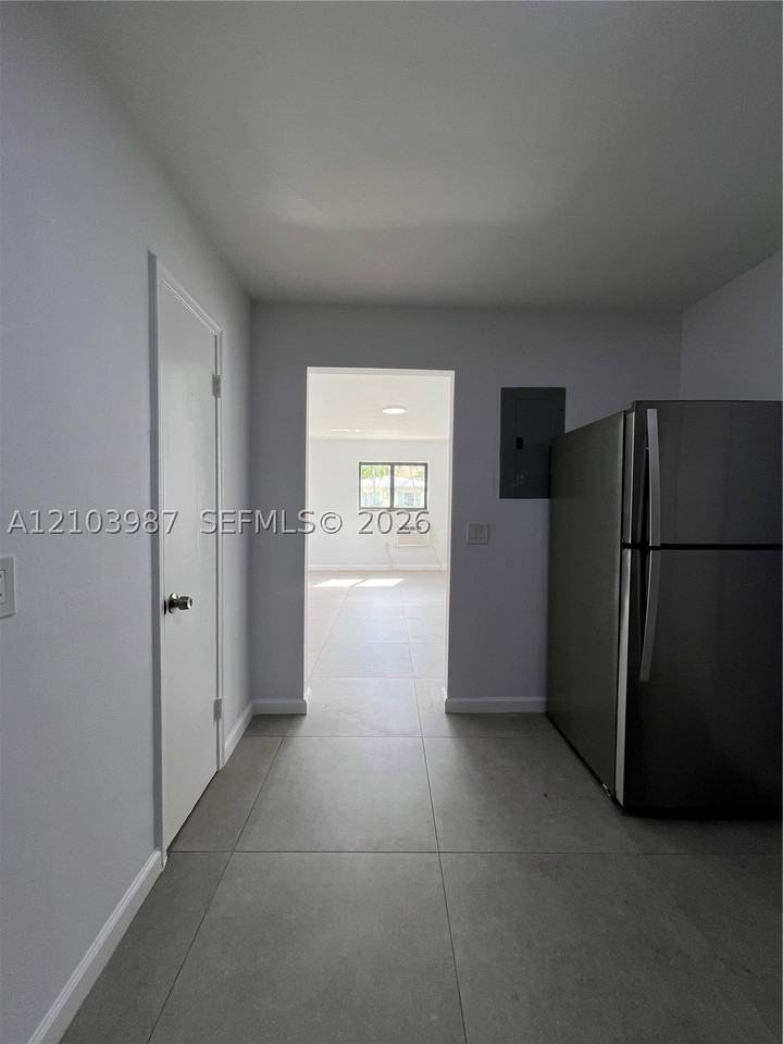 963 Nw 5th St #1 - Photo 5 of 9