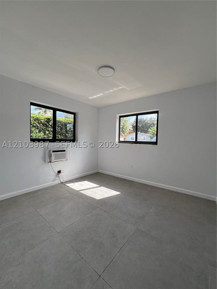 963 Nw 5th St #1 - Photo 6 of 9
