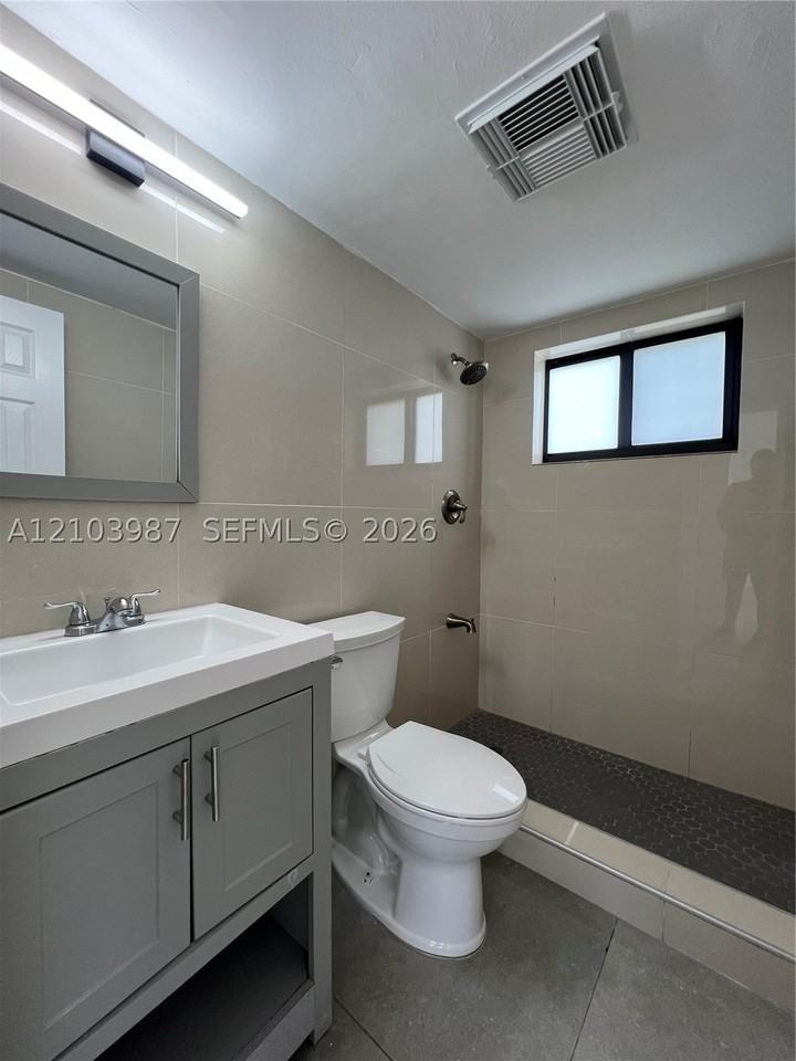 963 Nw 5th St #1 - Photo 7 of 9