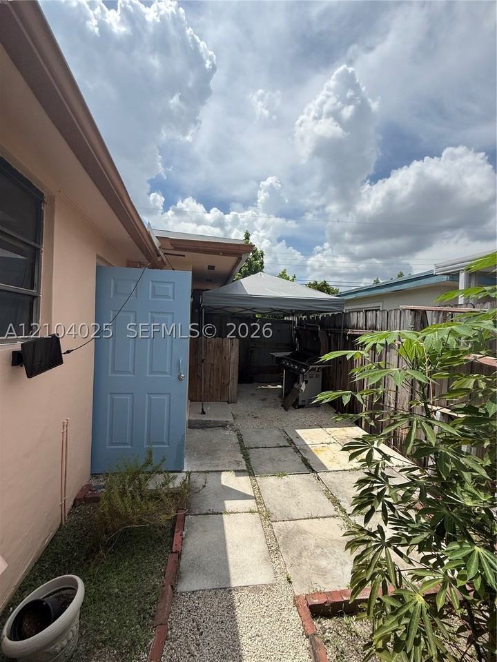 Sw 18th St #B - Photo 2 of 8