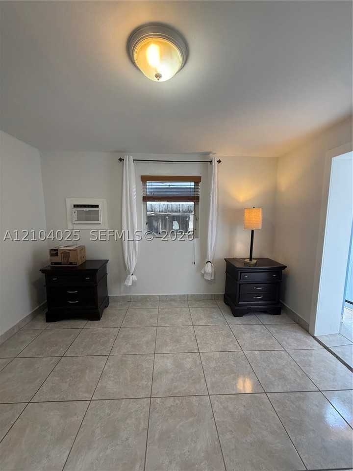 Sw 18th St #B - Photo 4 of 8