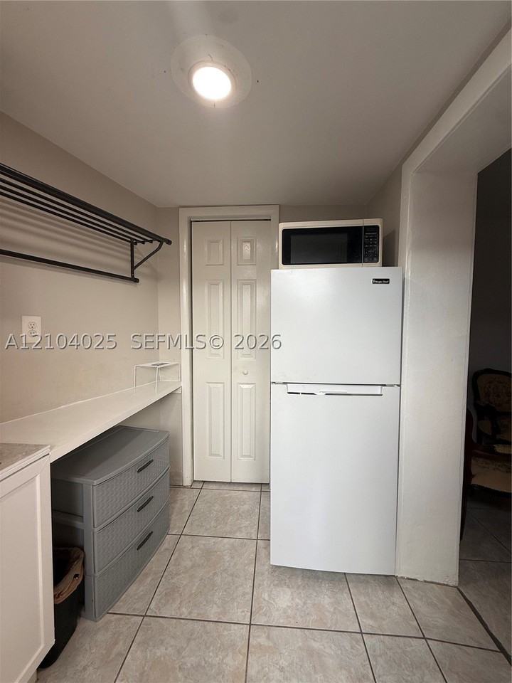 Sw 18th St #B - Photo 5 of 8