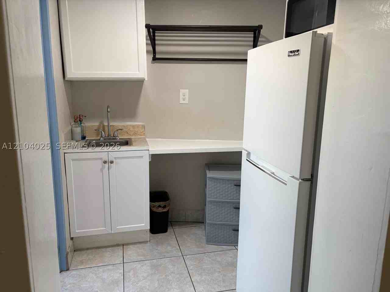 Sw 18th St #B - Photo 6 of 8