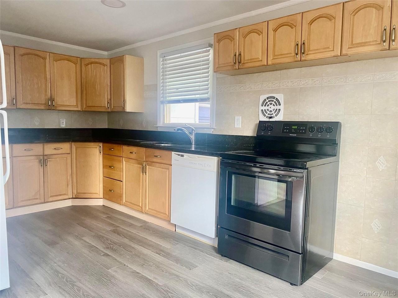 282 Laurel Rd #B - Photo 3 of 21