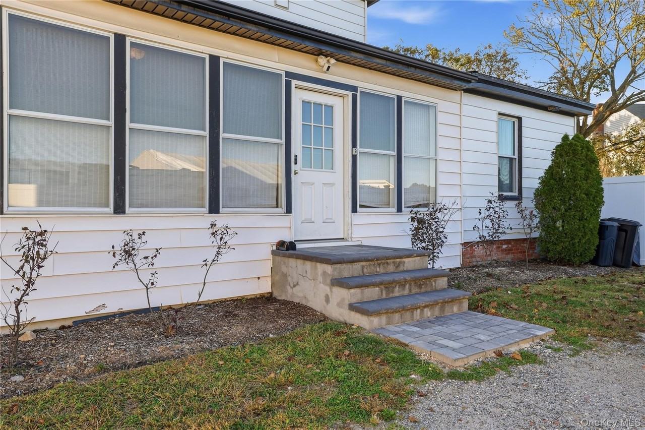 170 Old East Neck Rd - Photo 3 of 21