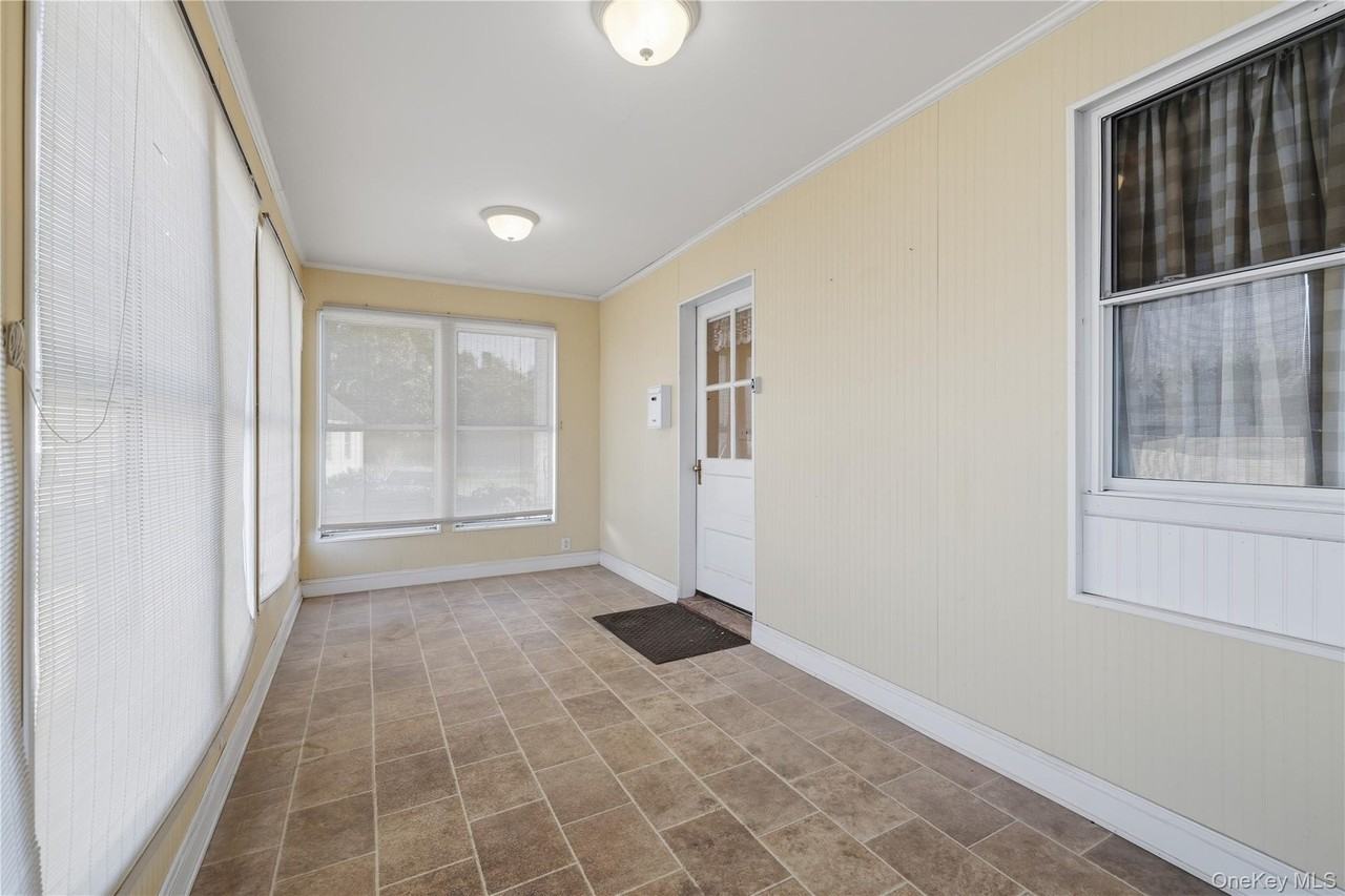170 Old East Neck Rd - Photo 4 of 21