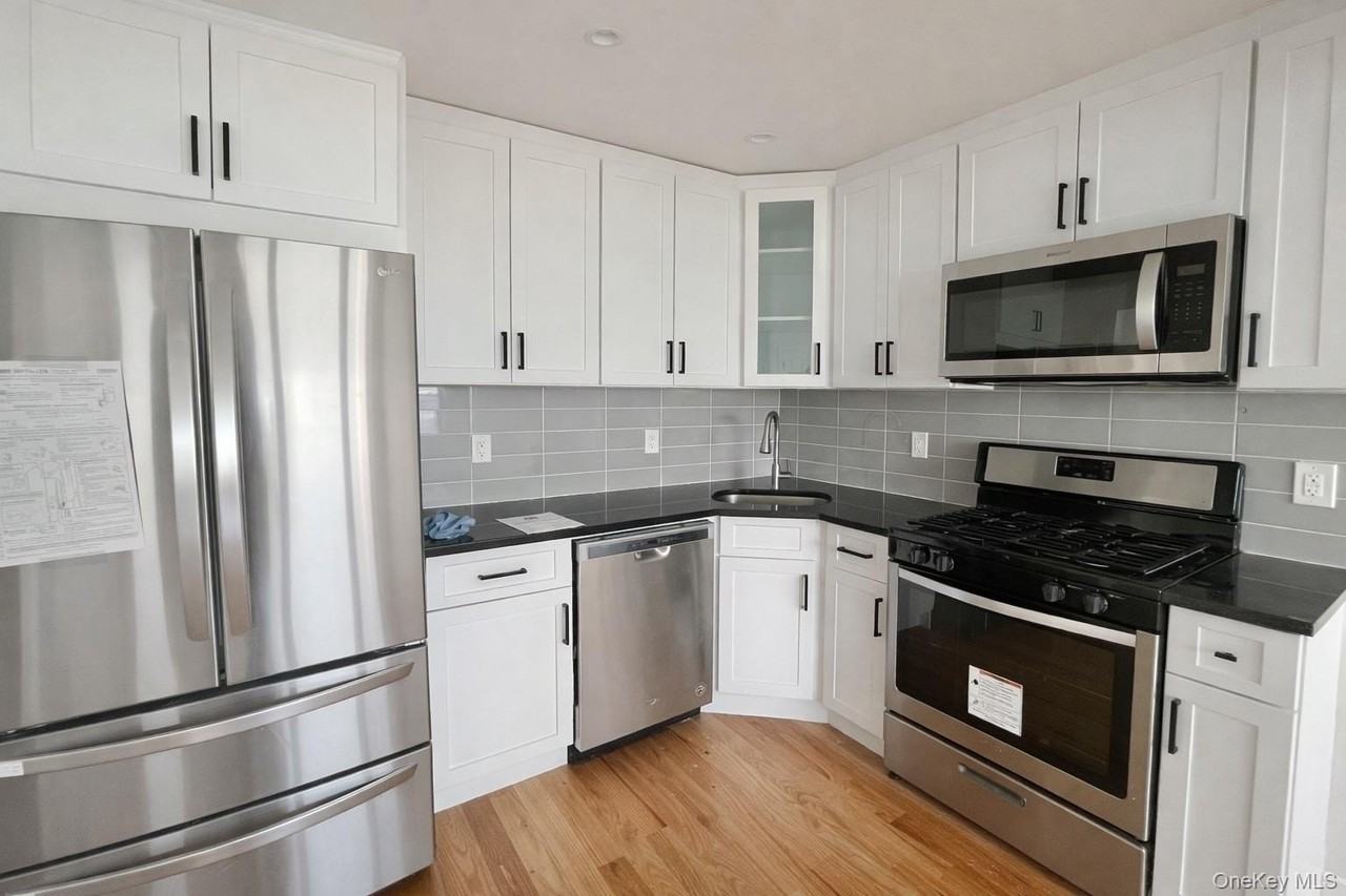 7413 Hillmeyer Ave - Photo 3 of 9