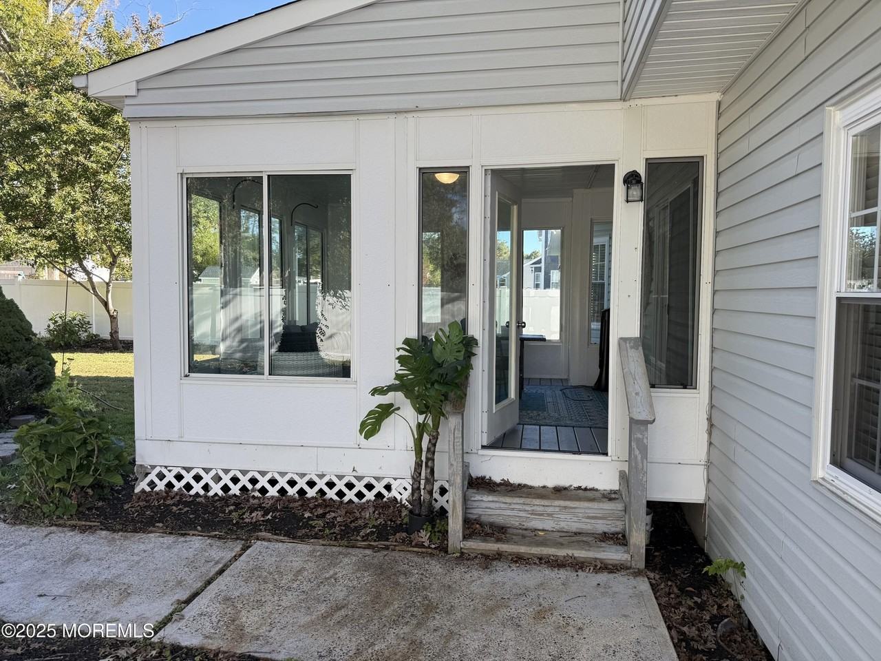 90 Atlantis Ave - Photo 4 of 23