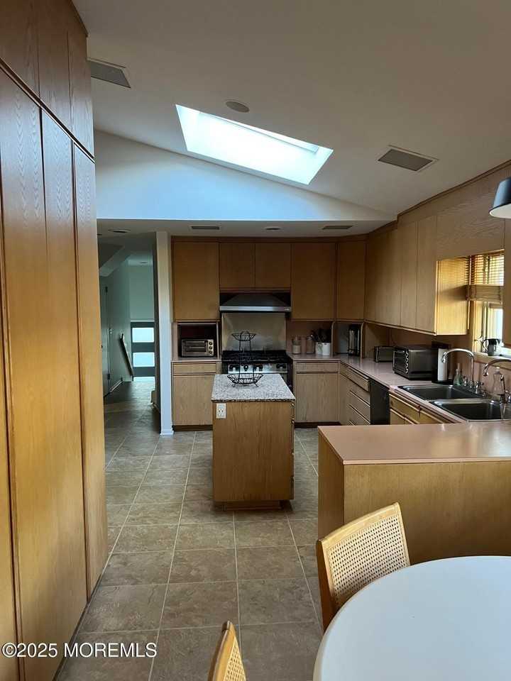 270 Jerome Ave - Photo 5 of 13