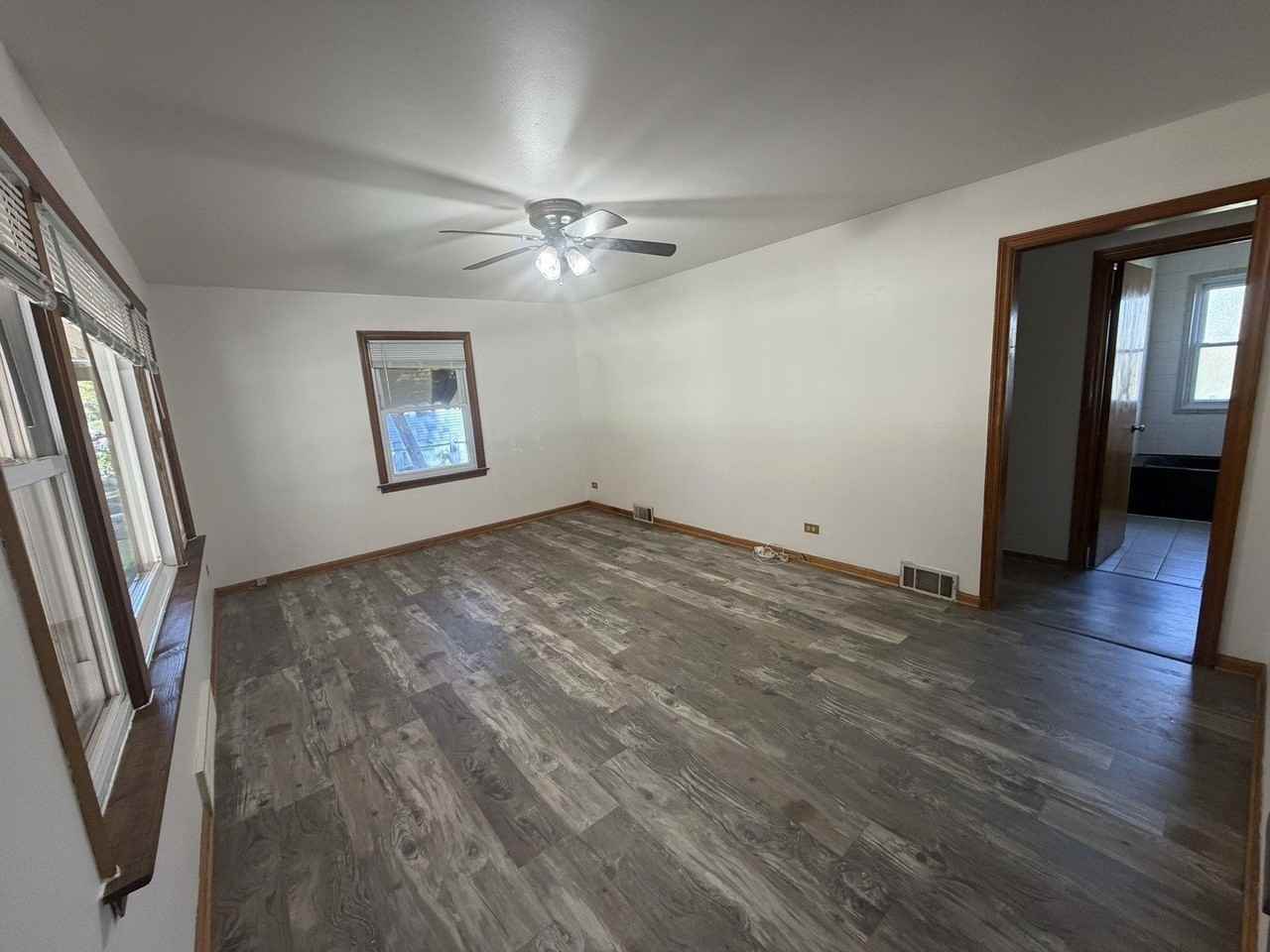 11407 S Avon Ave - Photo 2 of 23