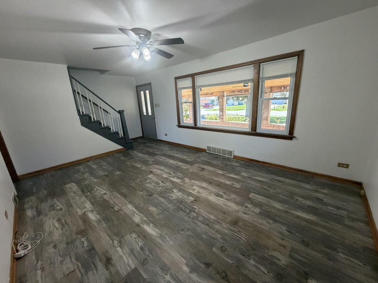11407 S Avon Ave - Photo 3 of 23