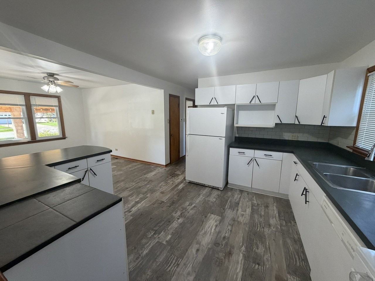 11407 S Avon Ave - Photo 6 of 23