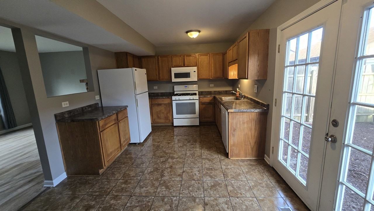1390 Pebblebeach Dr - Photo 4 of 10