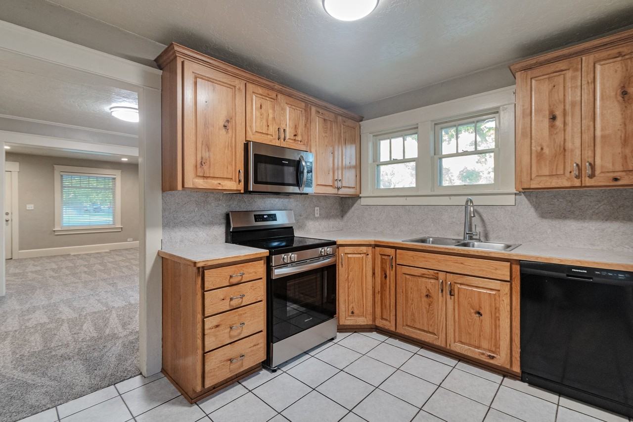 398 E St - Photo 6 of 24