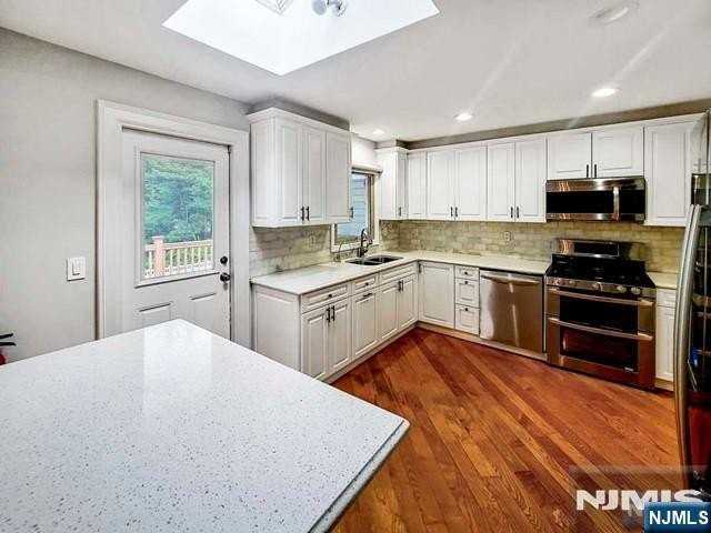 14 Cedar St - Photo 7 of 31