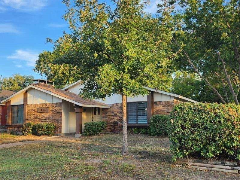 2517 Hollydale Dr - Photo 2 of 10