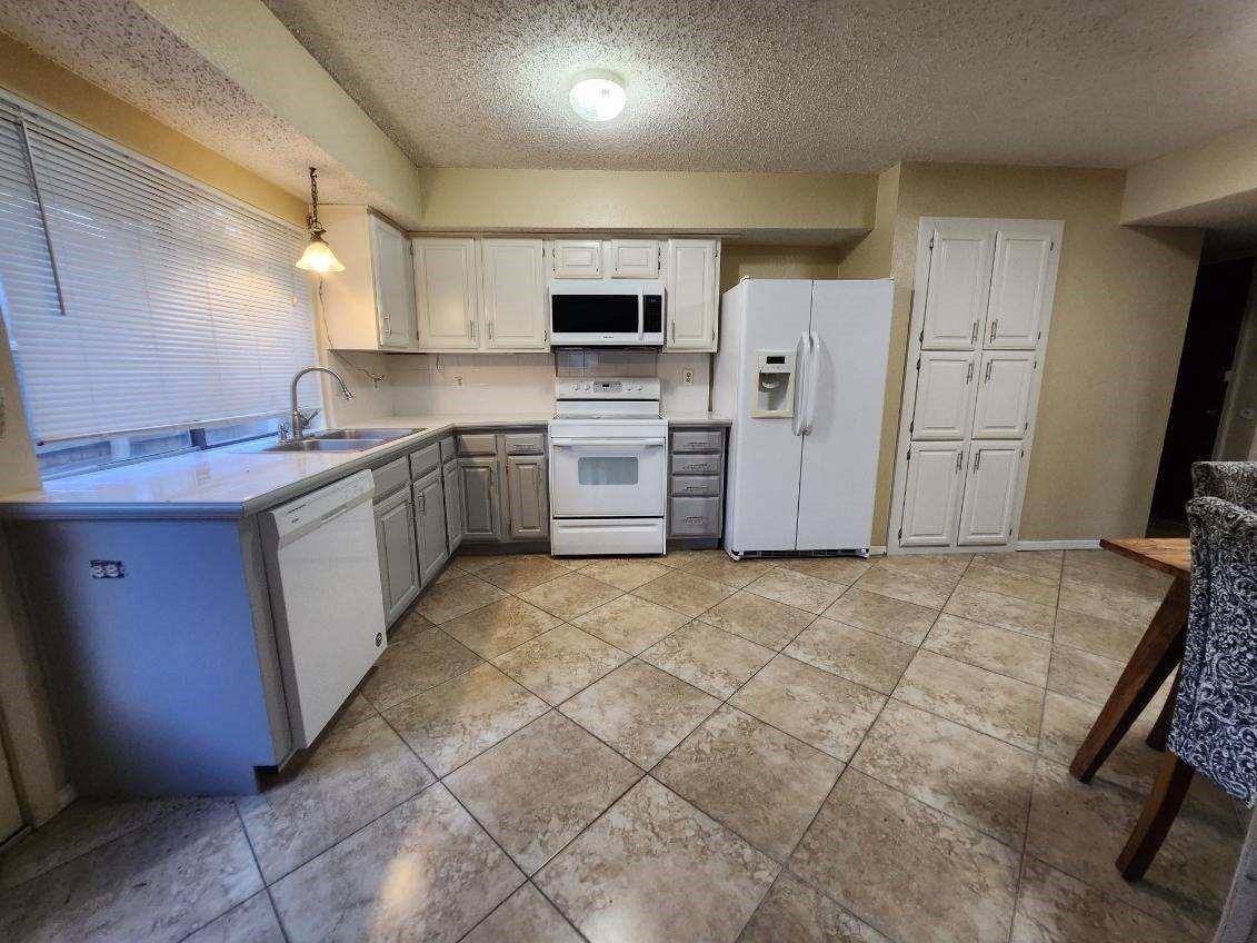 2517 Hollydale Dr - Photo 3 of 10