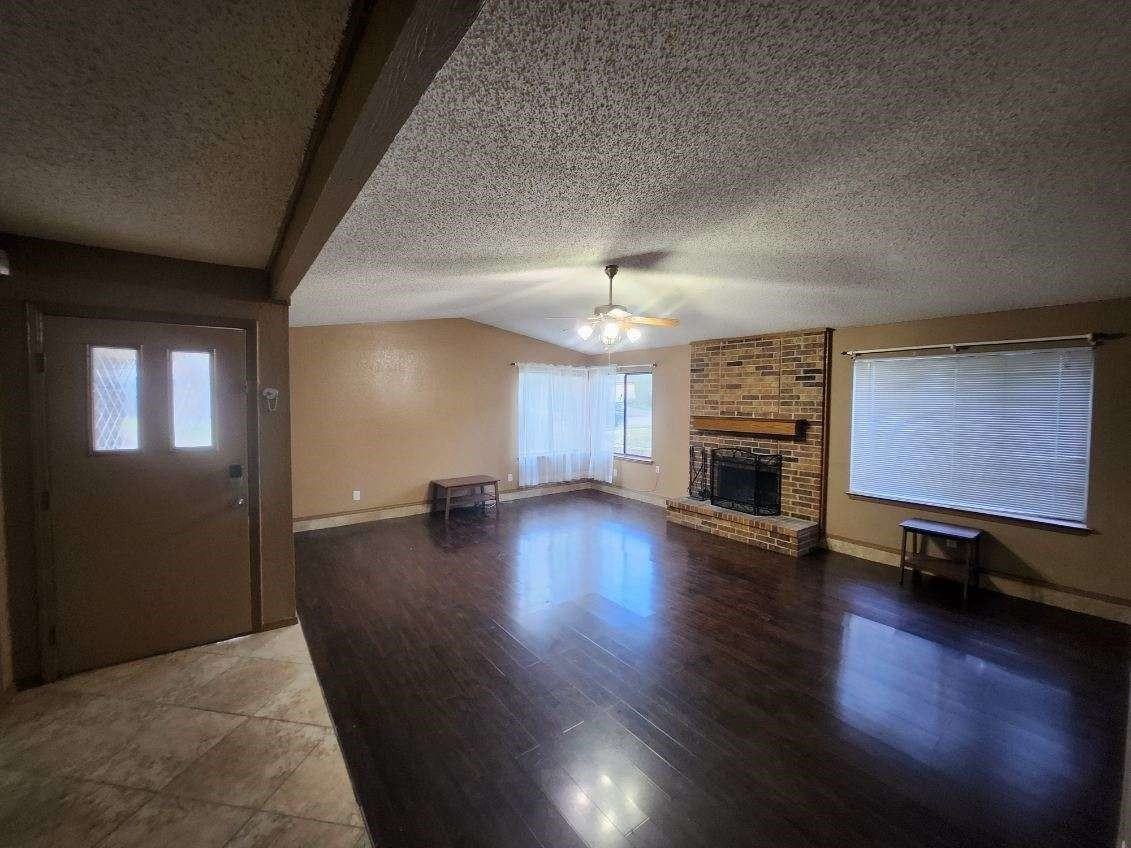 2517 Hollydale Dr - Photo 4 of 10