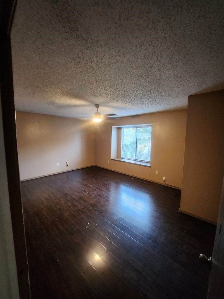 2517 Hollydale Dr - Photo 5 of 10
