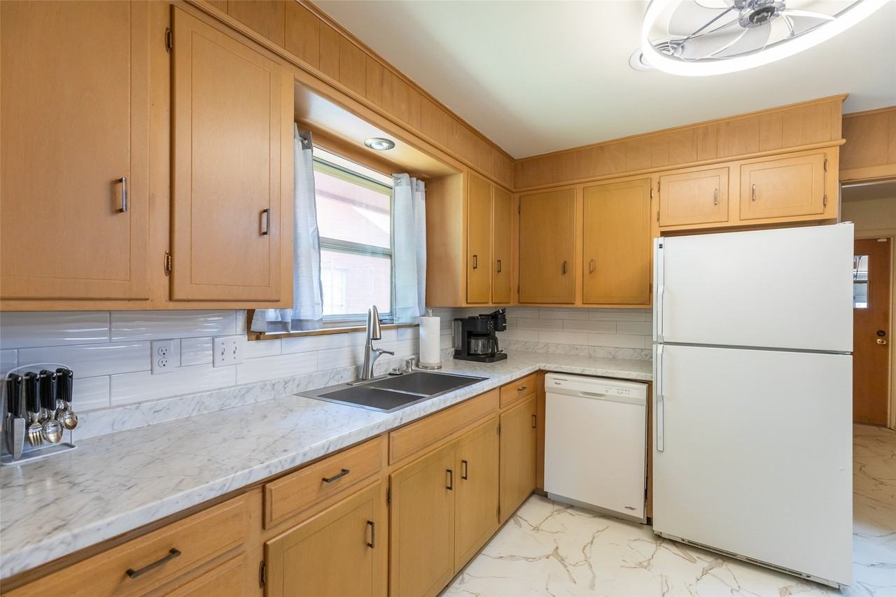 2609 Madison Ave - Photo 5 of 40