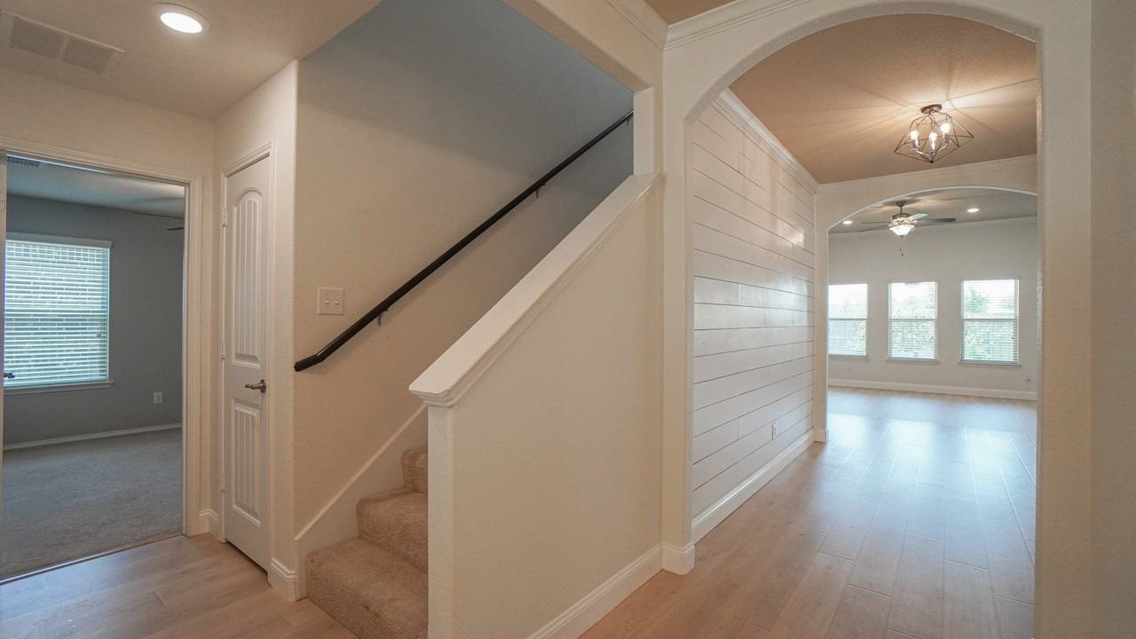 239 Oxford Dr - Photo 6 of 37