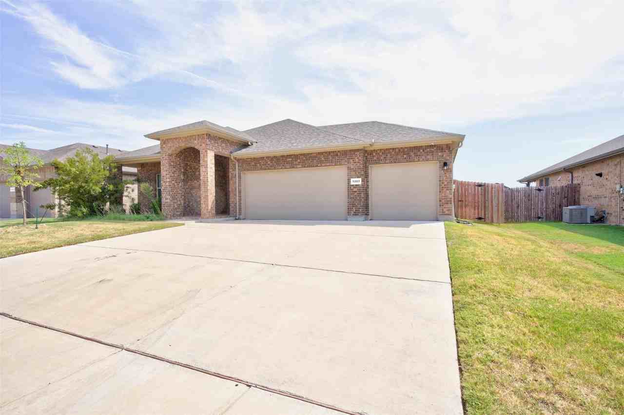 1203 Larkspur Ln - Photo 2 of 34