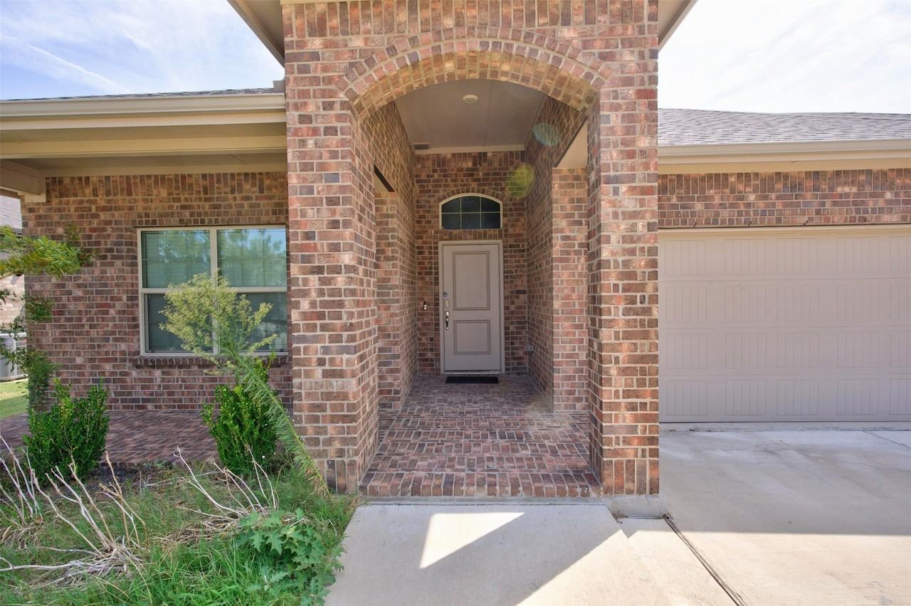 1203 Larkspur Ln - Photo 3 of 34