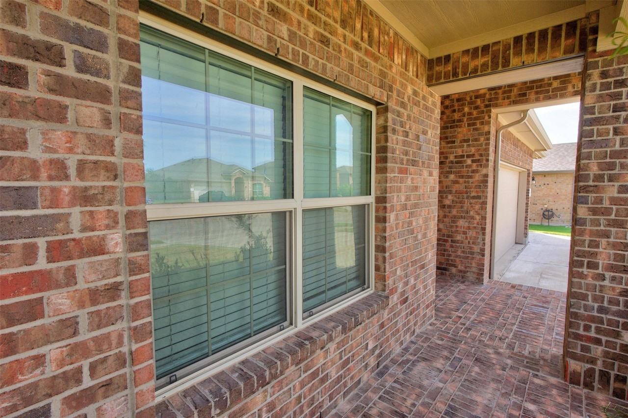 1203 Larkspur Ln - Photo 5 of 34