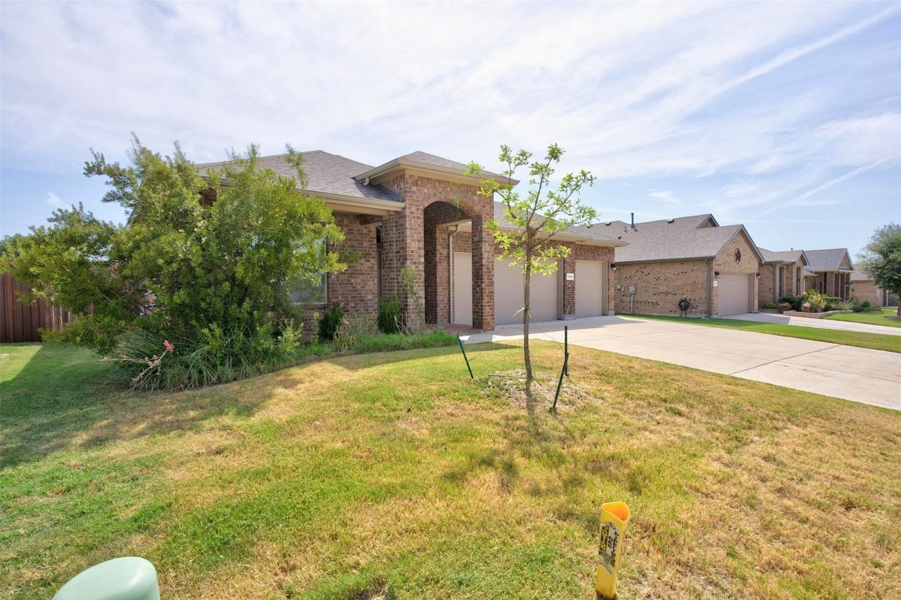 1203 Larkspur Ln - Photo 6 of 34
