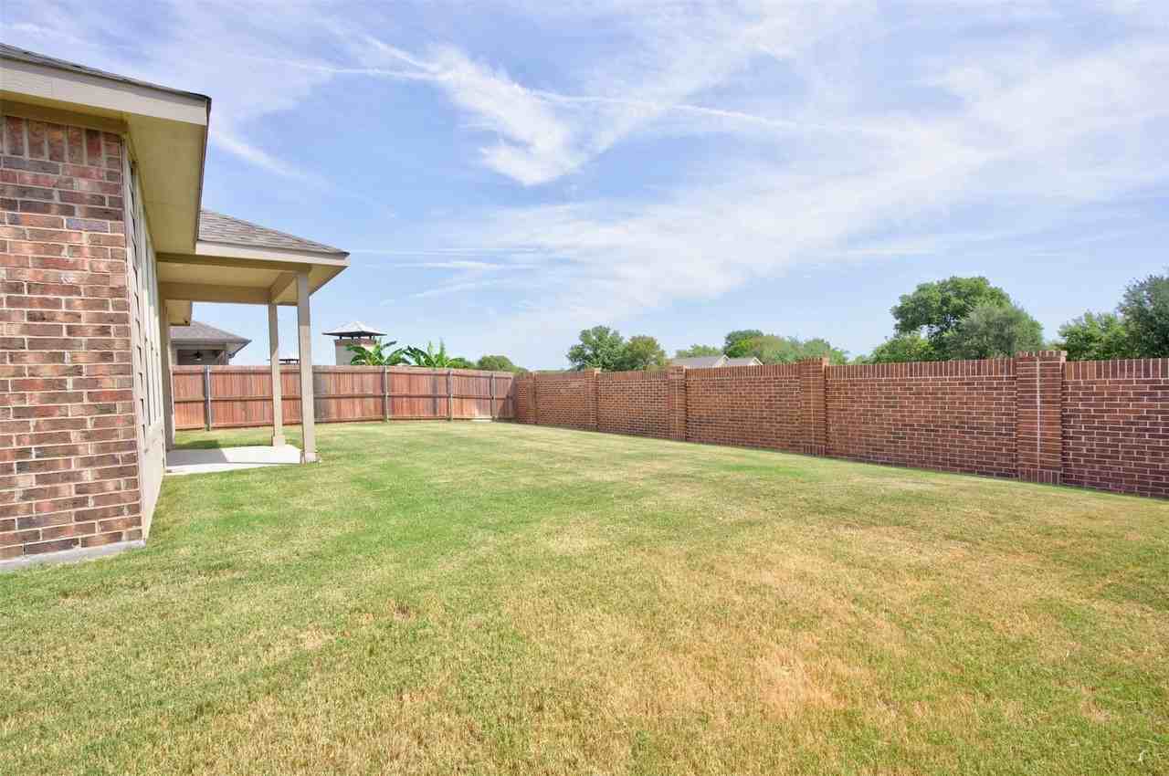 1203 Larkspur Ln - Photo 7 of 34