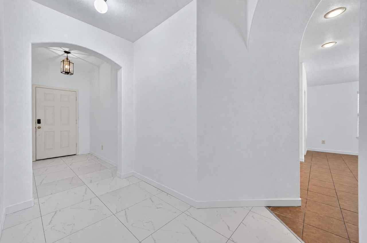 1048 Mercury Dr - Photo 4 of 31