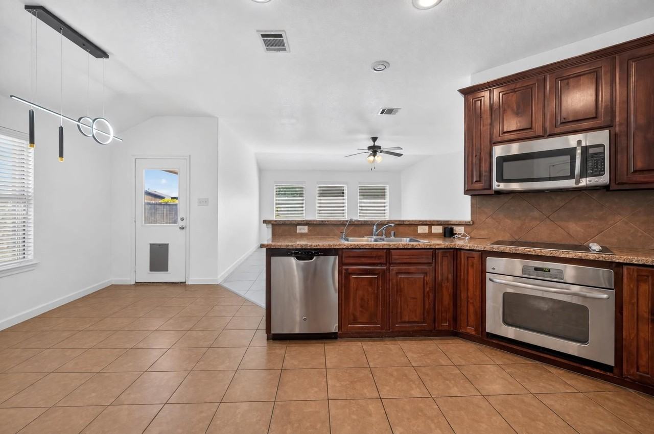 1048 Mercury Dr - Photo 5 of 31