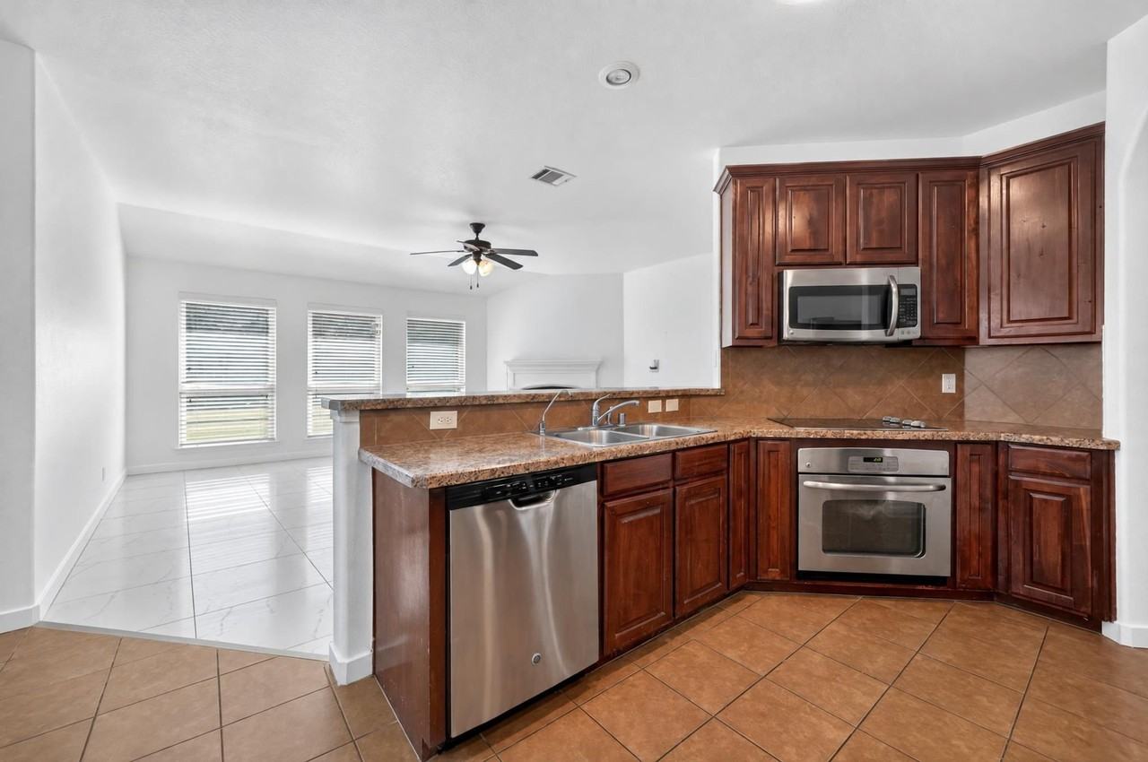 1048 Mercury Dr - Photo 6 of 31