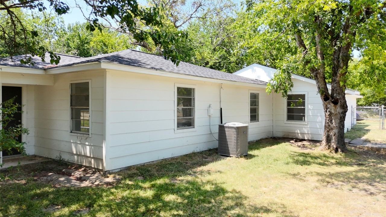 108 E Kirby - Photo 3 of 29
