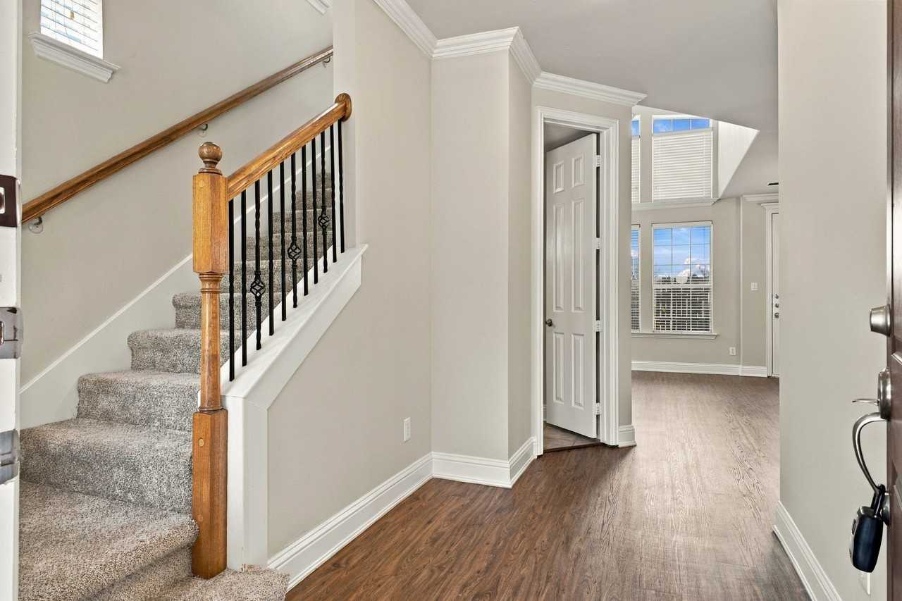 2529 Champagne Dr - Photo 4 of 27