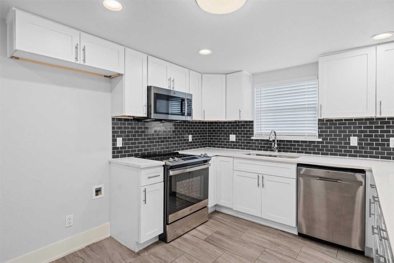 3514 Larry St - Photo 5 of 27