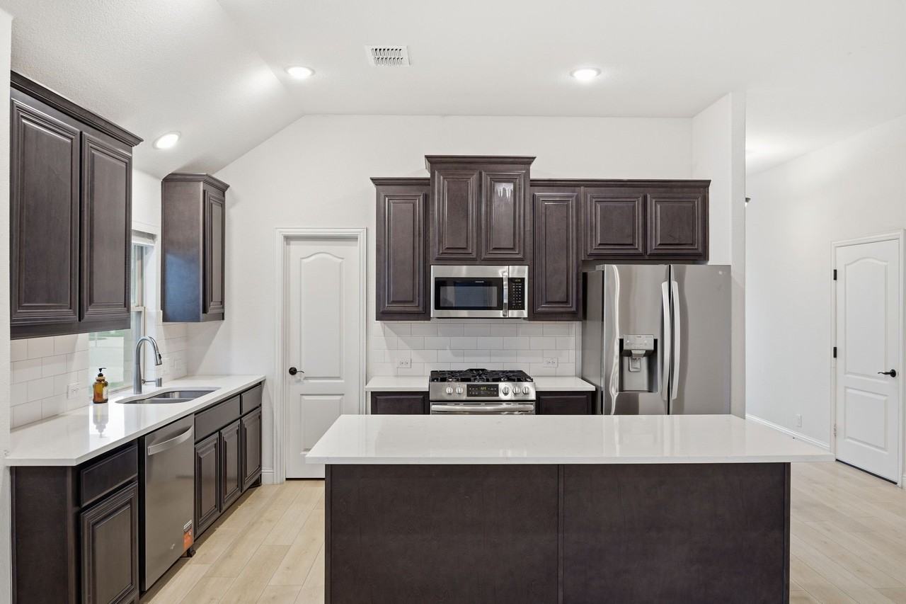 7428 Wispy Willow Ln - Photo 4 of 38