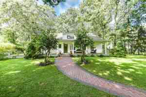 featured image of 660 Sag Harbor Tpke
