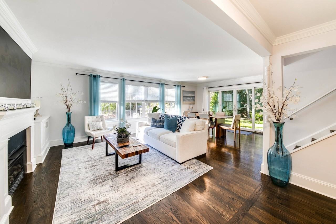 660 Sag Harbor Tpke - Photo 4 of 23