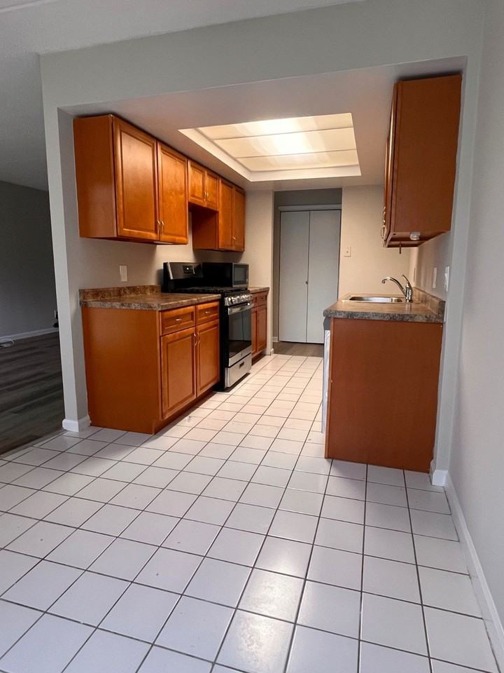 145 Wellington Ct #2E - Photo 2 of 17